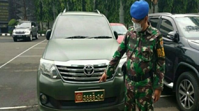 Viral  Warga Sipil Pakai Mobil Dinas TNI, Puspomad Panggil Purnawirawan