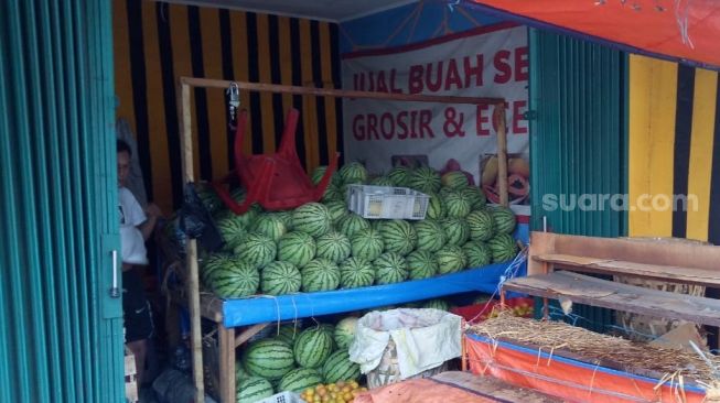 Suasana toko buah yang menjadi sasaran pelaku pencurian di Ciledug, Kota Tangerang, Sabtu (3/10/2020). [Suara.com/Irfan Maulana]