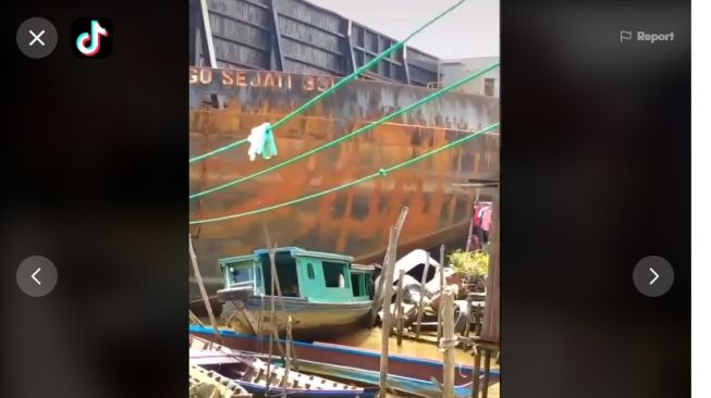 Viral Video Kapal Tongkang Tabrak Perahu dan Rumah Nelayan, Warga Histeris