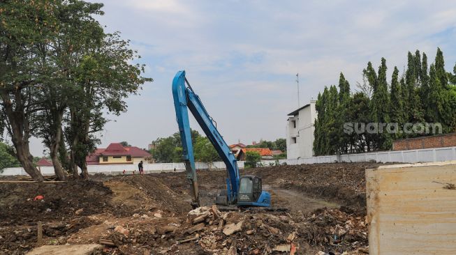 Alat berat digunakan untuk proses pembangunan Waduk Pilar Jati di Cipinang Melayu, Jakarta Timur, Sabtu (3/10). [Suara.com/Alfian Winanto]