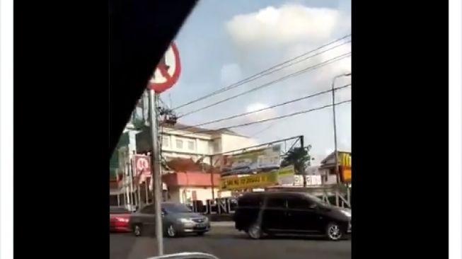 Video antrian di depan salah satu restoran cepat saji Jalan Jendral Soedirman Yogyakarta. - (Twitter/@JogjaUpdate)