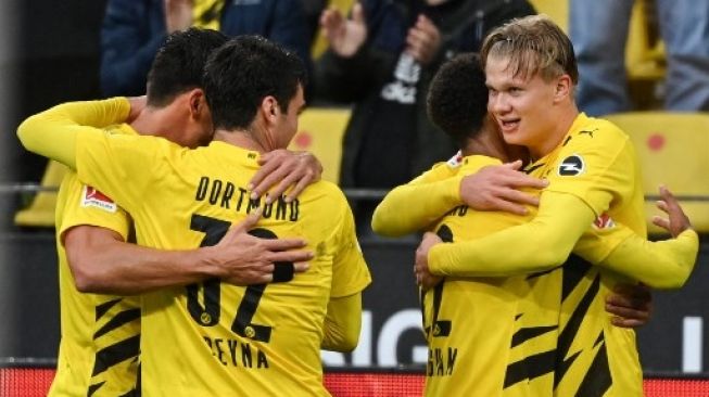 Pemain Borussia Dortmund Erling Haaland (kanan) rayakan gol ke gawang Freiburg dalam pertandingan Bundesliga, Sabtu (3/10/2020). [AFP]