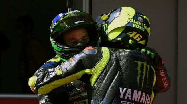 Pebalap Petronas Yamaha SRT Franco Morbidelli dipeluk mentornya Valentino Rossi usai MotoGP Catalunya, 27 September 2020. [AFP]