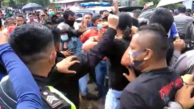 Ibu Korban Pembunuhan Pontianak: Hukum Mati Saja! Saya Tidak terima!