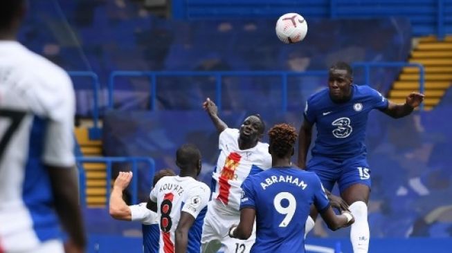 Pemain Chelsea Kurt Zouma menjebol gawang Crystal Palace dalam pertandingan Liga Premier Inggris yang berlangsung di Stamford Bridge, Sabtu (3/10/2020). [AFP]