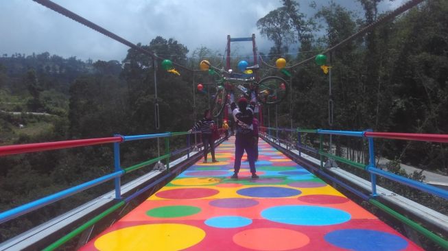 Wow! Cantiknya Jembatan Polkadot di Magelang Ini, Instagramable Banget