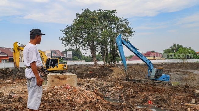 Warga melihat proses pembangunan Waduk Pilar Jati di Cipinang Melayu, Jakarta Timur, Sabtu (3/10). [Suara.com/Alfian Winanto]