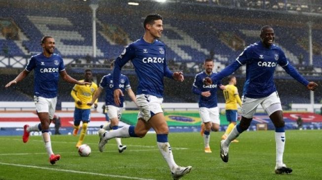 Pemain Everton James Rodriguez rayakan golnya ke gawang Brighton dalam pertandingan Liga Inggris yang berlangsung di Goodison Park, Sabtu (3/10/2020). [AFP]