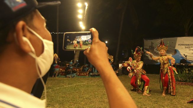 Penari tampil menghibur tamu hotel di Ketapang Indah, Banyuwangi, Jawa Timur, Sabtu (3/10/2020). [ANTARA FOTO/Budi Candra Setya]