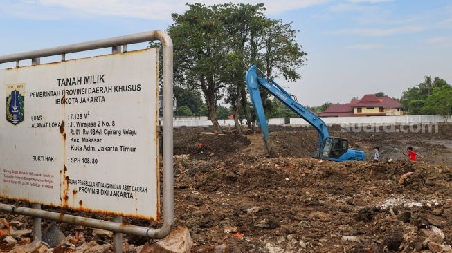 Suasana proses pembangunan Waduk Pilar Jati di Cipinang Melayu, Jakarta Timur, Sabtu (3/10). [Suara.com/Alfian Winanto]