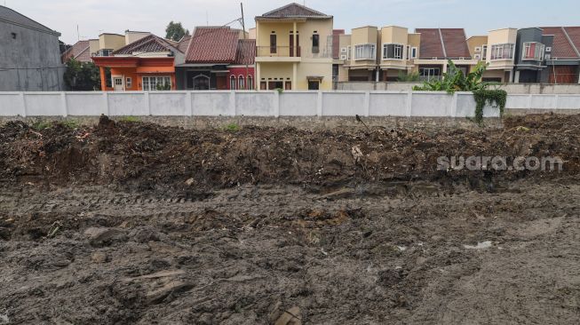 Kondisi pembangunan Waduk Pilar Jati di Cipinang Melayu, Jakarta Timur, Sabtu (3/10). [Suara.com/Alfian Winanto]