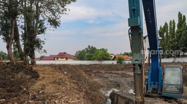 Alat berat digunakan dalam proses pembangunan Waduk Pilar Jati di Cipinang Melayu, Jakarta Timur, Sabtu (3/10). [Suara.com/Alfian Winanto]