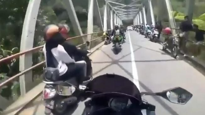 Viral Video Pemotor Geber-geber Mesin saat Lewat Jembatan, Picu Debat Panas