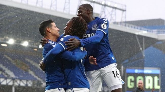 Pemain Everton James Rodriguez rayakan golnya ke gawang Brighton dalam pertandingan Liga Inggris yang berlangsung di Goodison Park, Sabtu (3/10/2020). [AFP]