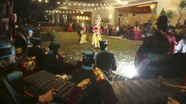 Penari tampil menghibur tamu hotel di Ketapang Indah, Banyuwangi, Jawa Timur, Sabtu (3/10/2020). [ANTARA FOTO/Budi Candra Setya]