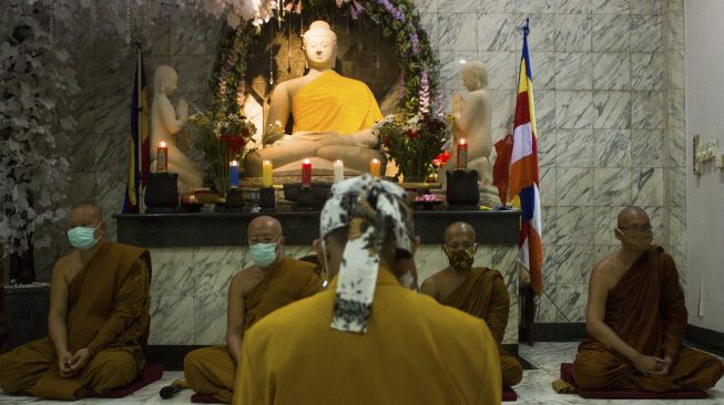 Umat Buddha di Karawang Gelar Ritual Sanghadana Kathina