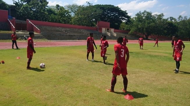  Persis Solo menggelar latihan di Stadion Mini Universitas Sebelas Maret (UNS) Solo, Kamis (4/10/2020) lalu. Persis berencana lebih sering berlatih di lapangan itu untuk mendukung protokol kesehatan. (Solopos/Chrisna Chanis Cara)