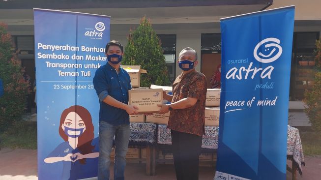 Asuransi Astra Bagikan Masker Ramah Tuli dan Paket Sembako ke 24 Kota