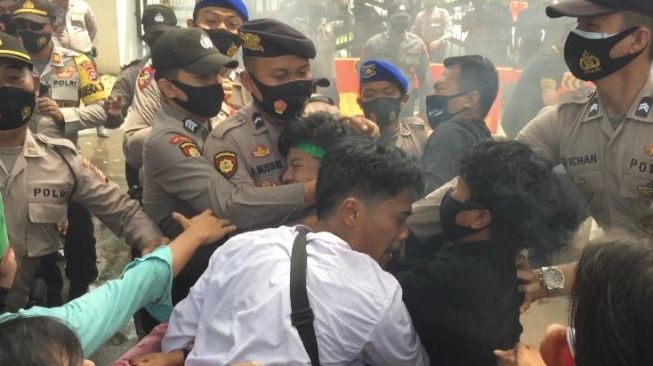 Aksi Bakar-bakaran, Demo Mahasiswa HMI Rusuh di Depan DPRD Banten