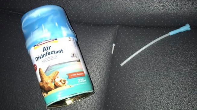 Botol disinfektan yang tertinggal di dalam mobil memicu pecah kaca mobil (Facebook)