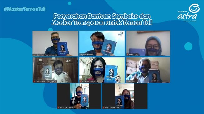 Penyerahan bantuan masker ramah Tuli dan paket sembako secara virtual oleh SVP Marketing Communication and Customer Service Management Asuransi Astra, L. Iwan Pranoto (kiri atas) kepada segenap Ketua DPD dan DPC Gerkatin se-DKI Jakarta [Dok Asuransi Astra].