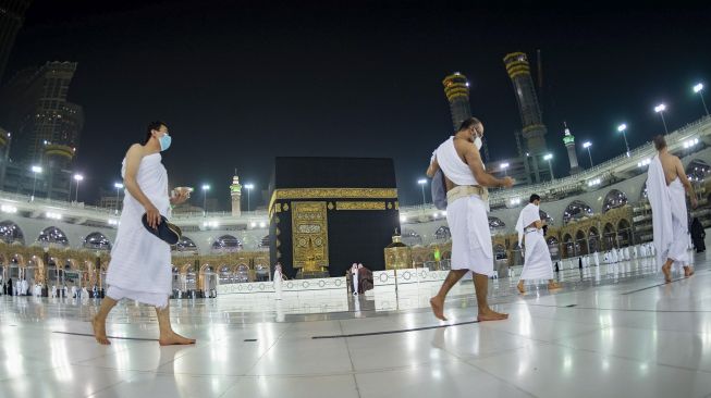 Warga Saudi dan warga asing mengelilingi Ka'bah (Tawaf) di kompleks Masjidil Haram di kota suci Mekkah, Minggu (4/10/2020). [Saudi Ministry of Hajj and Umra / AFP]