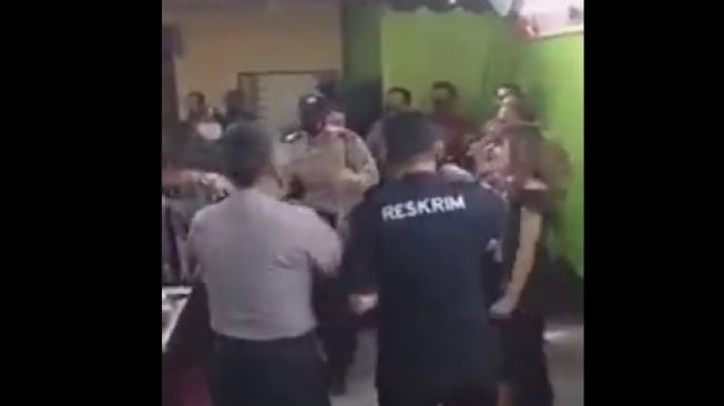 Polisi Goyang Bareng Biduan saat Corona, DPR: Mana Mungkin Warga Bisa Patuh