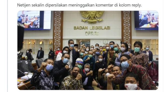 Beredar Foto Anggota DPR Tak Jaga Jarak Usai Sidang RUU Cipta Kerja