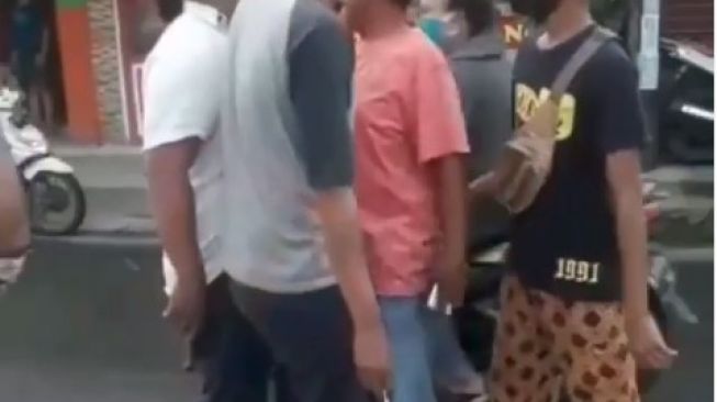 Seorang pria bawa pistol ribut dengan tukang parkir di Bekasi (@Bekasi.Terkini)