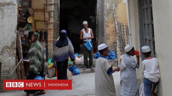 Lelaki di Rumah Sederhana Pinggiran Inggris Ini Ternyata Sultan Terakhir...