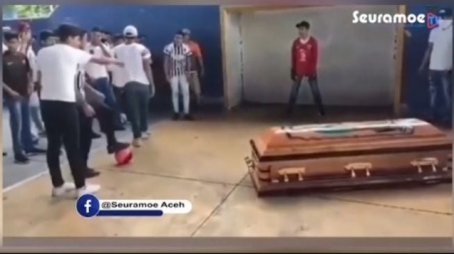 Viral Video Remaja Main Sepak Bola Bareng Jenazah, Selebrasinya Peluk Peti