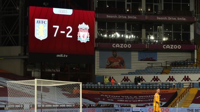 Kiper Liverpool Adrian di area gawangnya di bawah papan skor menampilkan skor 7-2 selama pertandingan sepak bola Liga Premier Inggris antara Aston Villa melawan Liverpool di Villa Park, Birmingham, Inggris, Senin (5/10) dini hari WIB. [PETER POWELL / POOL / AFP]