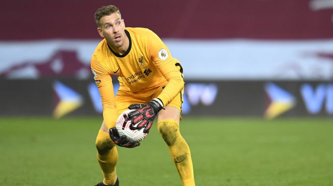 Kiper Spanyol Liverpool Adrian melempar bola selama pertandingan sepak bola Liga Premier Inggris antara Aston Villa melawan Liverpool di Villa Park, Birmingham, Inggris, Senin (5/10) dini hari WIB. PETER POWELL / POOL / AFP
