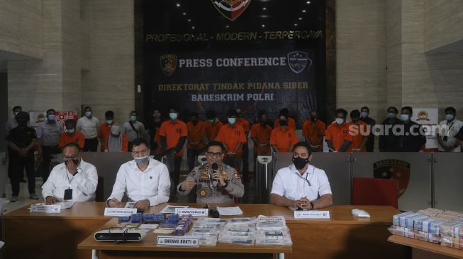 Kadiv Humas Polri Irjen Argo Yuwono (kedua kanan) memberikan keterangan kepada wartawan saat menggelar konferensi pers terkait kasus pembobolan perbankan di Bareskrim Polri, Jakarta, Senin (5/10/2020). [Suara.com/Angga Budhiyanto]