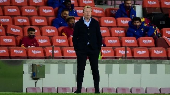 Pelatih Barcelona Ronald Koeman menyaksikan aksi timnya saat menghadapi Sevilla di Camp Nou, Senin (5/10/2020). [AFP]