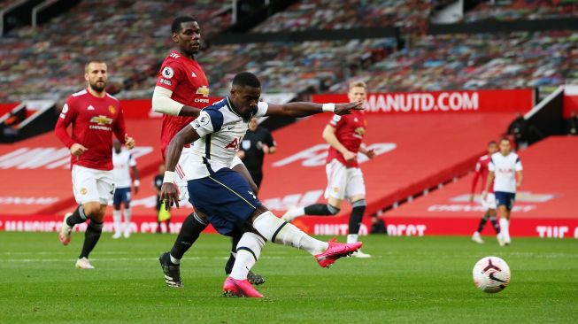 Bek Tottenham Hotspur, Serge Aurier, mencetak gol kelima mereka selama selama pertandingan sepak bola Liga Premier Inggris antara Manchester United melawan Tottenham Hotspur di Old Trafford, Manchester, Inggris, Minggu (4/10). [Alex Livesey / AFP]