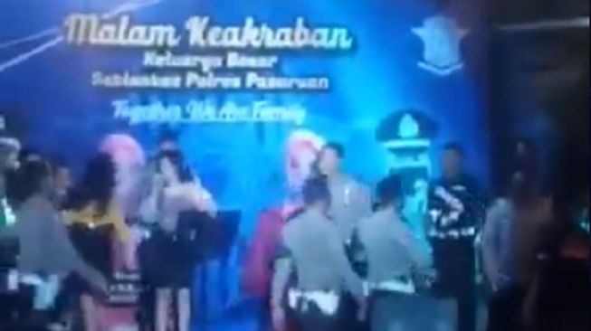 Heboh Polri Larang Demonstrasi, Anggotanya Malah Dangdutan di Atas Kolam