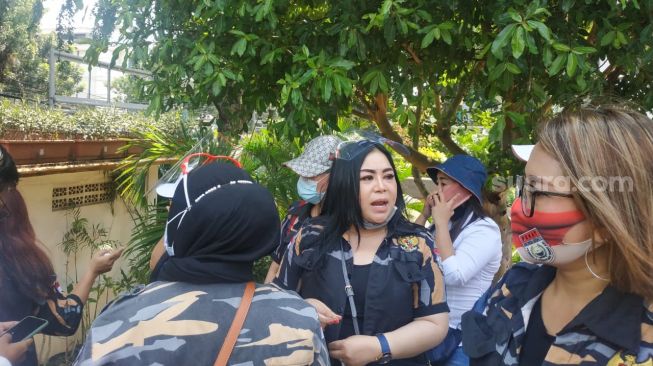 Pedangdut Annisa Bahar demo Gubernur DKI Jakarta Anies Baswedan di depan Gedung DPRD DKI Jakarta, Senin (5/10/2020). (Suara.com/Fakhri)