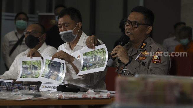 Kadiv Humas Polri Irjen Argo Yuwono (kanan) beserta jajaran menunjukkan lampiran bukti saat menggelar konferensi pers terkait kasus pembobolan perbankan di Bareskrim Polri, Jakarta, Senin (5/10/2020). [Suara.com/Angga Budhiyanto]