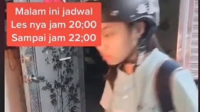 Viral Siswi Belajar Super Keras Hingga Tampak Loyo, Netizen Dibuat Takjub