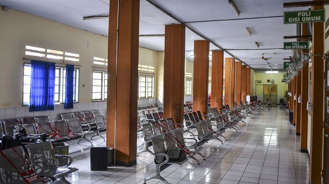 Suasana ruang poliklinik rawat jalan yang sepi di Rumah Sakit Umum Daerah (RSUD) Kabupaten Ciamis, Jawa Barat, Senin (5/10/2020).  [ANTARA FOTO/Adeng Bustomi]