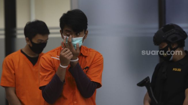 Tersangka kasus pembobolan perbankan dan akun Grab dihadirkan saat konferensi pers terkait kasus pembobolan perbankan di Bareskrim Polri, Jakarta, Senin (5/10/2020). [Suara.com/Angga Budhiyanto]