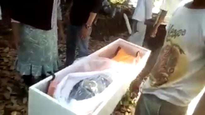 Viral Video Pembukaan Peti Mati, Jenazah Masih Pakai Kaus dan Popok