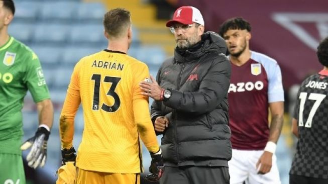 Jurgen Klopp nampak kurang puas dengan performa Adrian sebagai kiper Liverpool. (PETER POWELL / POOL / AFP)