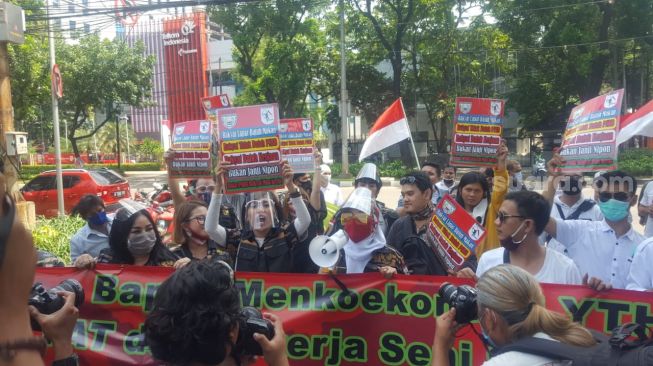 Pedangdut Annisa Bahar demo Gubernur DKI Jakarta Anies Baswedan di depan Gedung DPRD DKI Jakarta, Senin (5/10/2020). (Suara.com/Fakhri)