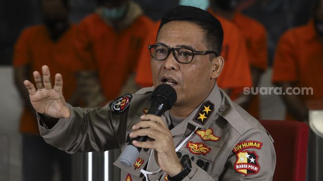 Kadiv Humas Polri Irjen Argo Yuwono memberikan keterangan kepada wartawan saat menggelar konferensi pers terkait kasus pembobolan perbankan di Bareskrim Polri, Jakarta, Senin (5/10/2020). [Suara.com/Angga Budhiyanto]