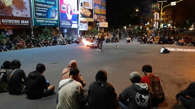 Diwarnai Bakar Ban, Massa ARB Tolak Pengesahan RUU Omnibus Law Cipta Kerja