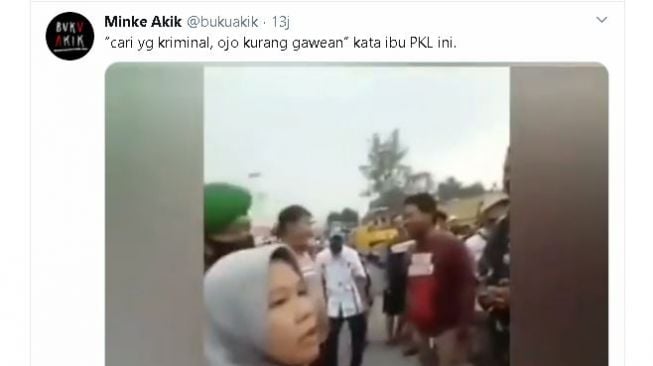 Video emak-emak protes Satpol PP yang ingin menutup usahanya. (Twitter/@bukuakik)