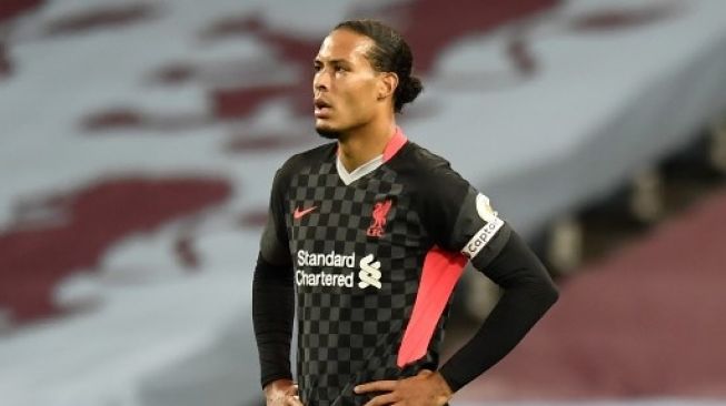 Ekspresi lesu Virgil van Dijk usai dibantai Aston Villa. (PETER POWELL / POOL / AFP)