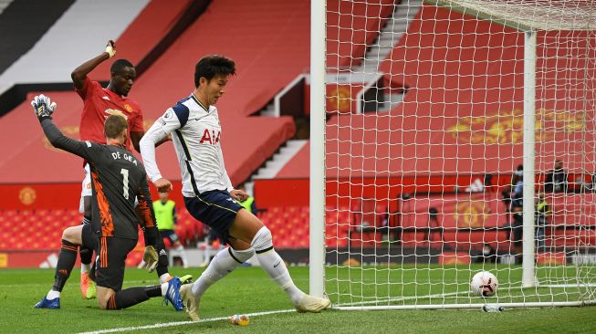 
Striker Tottenham Hotspur Son Heung-Min mencetak gol keempat timnya selama pertandingan sepak bola Liga Premier Inggris antara Manchester United melawan Tottenham Hotspur di Old Trafford, Manchester, Inggris, Minggu (4/10). [Oli SCARFF / AFP]